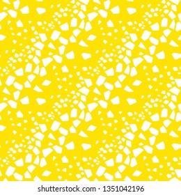 Abstract geometric particles flat seamless pattern. Polygonal mosaic handdrawn backdrop. Bright yellow fragmented patchwork drawing. Broken glass pieces. Wallpaper, wrapping paper texture