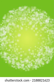 Resumen de fondo verde con luces de punto circular dorado.  Vibrante textura de verano y primavera. Plantilla de borrosa de Bokeh. Cubierta de gradiente brillante. Navidad festiva y nieve de Año Nuevo en verde. 