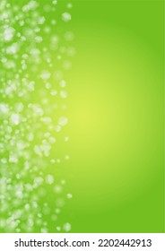Resumen de fondo verde con luces de punto circular dorado.  Vibrante textura de verano y primavera. Plantilla de borrosa de Bokeh. Cubierta de gradiente brillante. Navidad festiva y nieve de Año Nuevo en verde. 