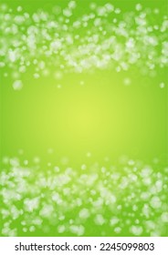 Resumen de fondo verde con luces de punto circular dorado.  Vibrante textura de verano y primavera. Plantilla de borrosa de Bokeh. Cubierta de gradiente brillante. Navidad festiva y nieve de Año Nuevo en verde. 