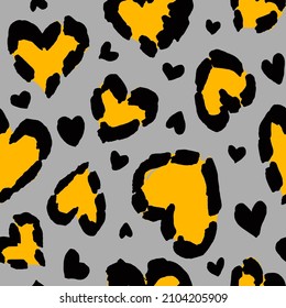 Abstraktes Handziehen Pinselstriche Heart Form Leopard Cheetah Tierhaut Nahtlose Muster isolierter Hintergrund