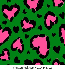 Pincel de dibujo de mano abstracto estalla forma corazón leopardo Cheetah piel animal patrón vector sin soldadura fondo aislado