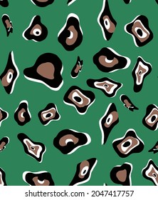 Abstraktes Handzeichnen großer geometrischer Böses Auge gestopfte Leopardenhaut nahtlose Vektormuster einzeln auf grünem Hintergrund