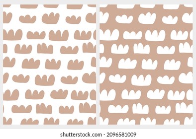 Resumen De Patrones Vectores De Estilo Infantil Dibujados A Mano. Funny Nubes Fluffy sobre fondo marrón claro y blanco. Moderno Patrón De Seamless Baby Shower. Impresión repetible a mano alzada irregular. Sexo Neutral.