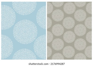 Abstrakte handgezeichnete Vektormuster im Kindstil. Einfache Kreise aus Punkten auf warmen, grauen und pastellblauen Hintergrund. Modernes geometrisches nahtloses Muster. Irreguläre Freehand Print ideal für Fabric.