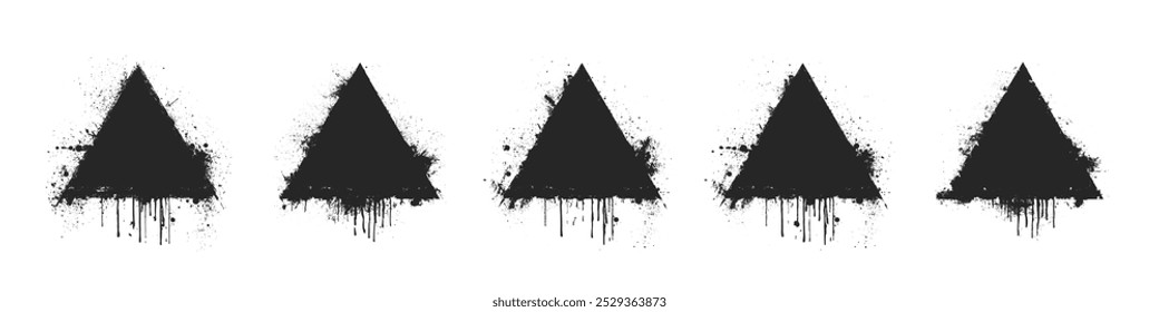 Mão abstrata desenhada Grunge estilo triângulos vetor conjunto isolado no fundo branco. Artista desenhado à mão Grungy preto tinta gráfica triângulo com Splatter e goteja Clipart coleção Design Elementos