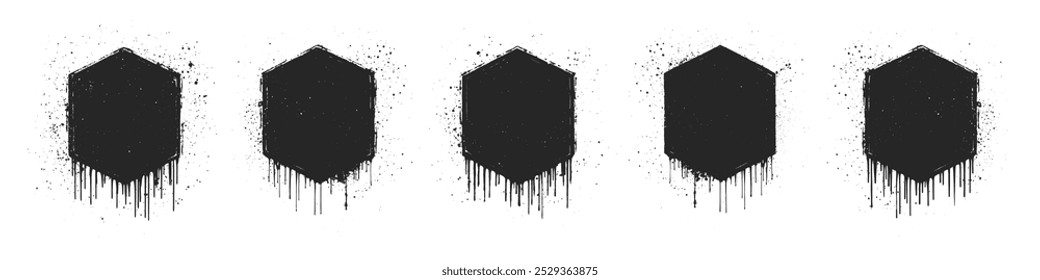 Mão abstrata desenhada Grunge estilo hexágonos vetor conjunto isolado no fundo branco. Hexágono gráfico de tinta preta Grungy desenhado à mão artístico com Splatter e gotas coleção de clip-art. Elementos de design