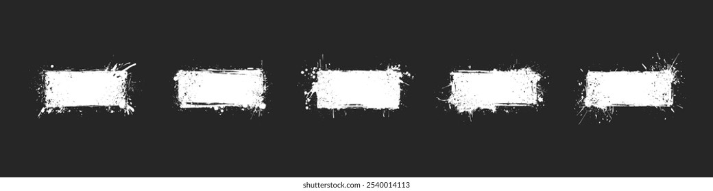 Conjunto de Vector de Anuncios blancos de estilo grunge Abstractas dibujado a mano aislado sobre fondo negro. Arte de Clip de tinción rugosa en forma de rectángulo gráfico grungy dibujado a mano artístico. Aislar elemento de diseño de pincelada