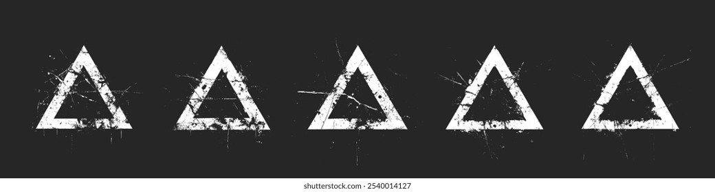 Abstractas dibujado a mano estilo grunge plantilla de pintura triángulos blancos Vector Clip arte aislado sobre fondo negro. Dibujado a mano artístico Grungy Graphic Triangle Signs con arañazos y goteos Clipart Colección