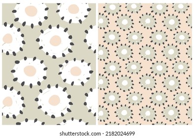 Resumen Conjunto de patrones de vectores de grunge dibujados a mano. Círculos y puntos de forma irregular sobre fondo beige y verde pálido claro. Moderno Patrón Irregular Geométrico Sin Marea. Impresión reproducible genial.