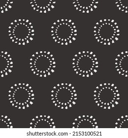 abstrakte, handgezeichnete runde Kreise auf dunkelgrauem, nahtlosem Musterhintergrund, einfaches Formverzierungsmotiv, Polka-Stoff und modernes Textildesign