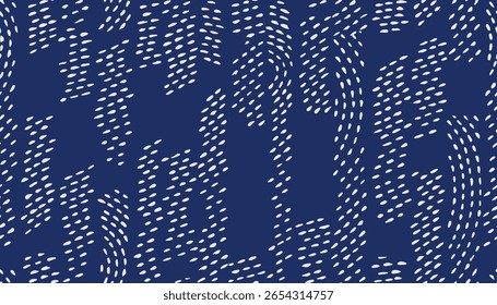 Motif textile harmonieux dessiné à la main en Abstrait, inspiré des techniques traditionnelles japonaises Shibori et Sashiko. Lignes en pointillés blancs dispersés et traits courbes sur fond bleu indigo. Ethnique et tribale