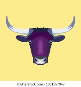Toro de cabeza abstracto. Color púrpura animal geométrico degradado. Vector de toro sobre fondo amarillo