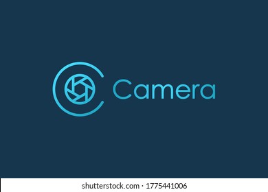 Abstraktes Logo für den Anfangsbuchstaben C. Blue Circular Rounded Line mit Kamerasymbol im Inneren einzeln auf blauem Hintergrund. Für Unternehmens- und Technologielogos geeignet. Flaches Vectorlogo-Design-Vorlagenelement.