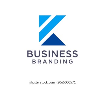 Abstraktes Logo für den Anfangsbuchstaben K. Blue Geometric Arrow Form Origami Style einzeln auf weißem Hintergrund. Für Unternehmens- und Branding-Logos geeignet. Flaches Vectorlogo-Design-Vorlagenelement.