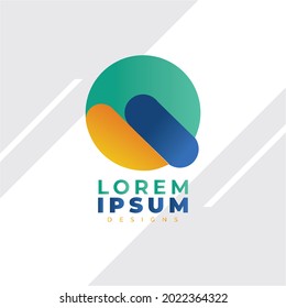 Resumen del logotipo de la letra inicial Q. Estilo de degradado de color azul, verde y amarillo. Usable para Logos de Negocios, Ciencia y Tecnología. Elemento de plantilla de diseño de logotipo de vectores planos.
