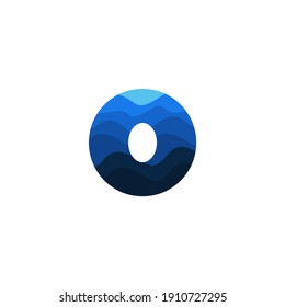 Resumen aislado redondo O forma líquido, color azul océano, onda y cielo, logotipo de la nube. Logotipo vectorial estilizado de agua.