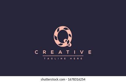 Diseño del icono del logotipo Q de la letra monograma abstracta. Plantilla de vector creativa basada en Q QQ minimalista.