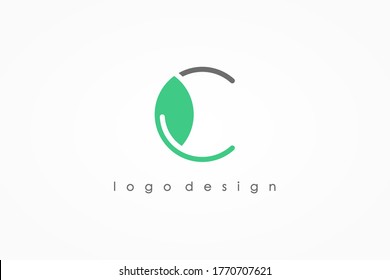 Resumen del logotipo de ecología natural. Letra inicial C con combinación de símbolos de hoja verde aislada en fondo blanco. Usable para la salud y los logotipos de la naturaleza. Elemento de plantilla de diseño de logotipo de vectores planos