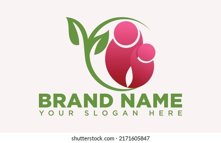 Resumen del diseño vectorial del logotipo de la naturaleza.  Feliz madre e hijo sosteniendo el logo de la hoja.