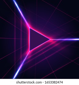 Signo de icono de juego triangular brillante de neón sobre fondo morado oscuro con rejilla láser. Antecedentes para el volante o afiche de música electrónica, o diseño de portada. Ilustración vectorial.