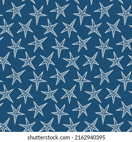 Patrón abstracto con estrellas. Starfish para huella náutica. Dibujaron a mano un adorable tema marítimo para la tela de verano. Papel azul blanco transparente. Diseñar productos de recuerdo para viajes oceánicos. Ilustración a mano alzada.