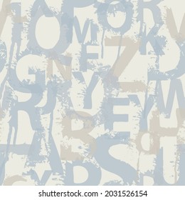 Abstraktes, nahtloses Muster mit Buchstaben in Form von Aquarellfarbenflecken und -spritzen. Wiederholter Vektorhintergrund mit lateinischen Buchstaben. Design für Modedrucke, Tapeten, Packpapier, Stoff