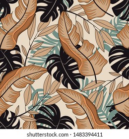 Abstraktes, nahtloses Muster mit bunten tropischen Blättern und Pflanzen auf beigem Hintergrund. Vektordesign. Dschungeldruck. Blumenhintergrund. Druck und Textilien. Exotische Tropen. Sommer.