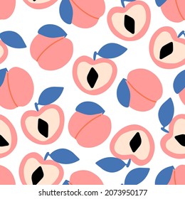 Resumen de un patrón sin fisuras con frutas, melocotones. Frutos dibujados a mano y trozos cortados. El fondo veraniego tropical interminable. Patrón vectorial para tela. Delicados colores pastel. Sobre fondo blanco.