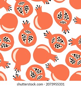 Resumen de patrón sin fisuras con frutos, granado. Frutas dibujadas a mano y trozos cortados en pedazos. Verano tropical interminable fondo con granada. Patrón vectorial. Delicados colores pastel. 