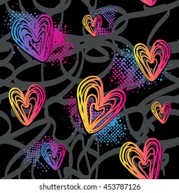 Patrón abstracto y sin fisuras para las niñas. Fondo caótico de grunge con corazones de gradiente colorido y puntos de forma sobre fondo negro. Papel pintado moderno y creativo de color neón morado y magenta.