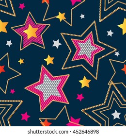 Patrón abstracto sin fisuras para las niñas. Original y original fondo infantil con estrellas y secuencias. Color amarillo claro, rosa y dorado, estrella plateada de fondo oscuro. Papel pintado caótico de moda.