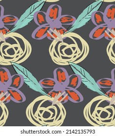 Abstraktes nahtloses Muster mit handgezeichneten Schriftzeichen. Helle, farbige Doodles, die durch Marker-Schmiedefarbe hergestellt werden. Rohe Tintenklötze und Spritzen mit floralem Gartenmotiv. Künstliches Tapete-Verpackungsdesign.