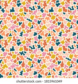 Abstract seamless pattern with organic shapes. Stylish vector texture with smooth blots, colorful spots, fluid forms. Memphis style background. Funky modern repeat design for print, wallpapers, wrap