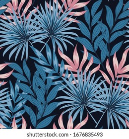Abstraktes, nahtloses Muster mit rosafarbenen und blauen tropischen Pflanzen auf dunklem Hintergrund. Vektorillustration Hintergrund für verschiedene Oberflächen. Dschungelblätter. Botanisches Muster. Exotische Tapete.