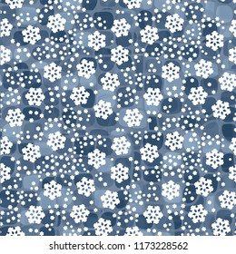 Patrón abstracto sin fisuras con tonos de hielo. En primer plano hay copos de nieve de diferentes tamaños.