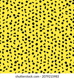 Resumen de un patrón impecable a partir de pequeñas formas. Sencillo fondo de manchas irregulares. Resumen de la huella de la piel de animales salvajes. Puntos negros al azar espaciados. Ilustración del vector sobre fondo amarillo