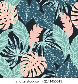 Resumen de patrón sin fisuras con hojas tropicales. Fondo vectorial exótico para varias superficies. Hojas tropicales sobre un fondo negro. Patrón creativo sin foco con plantas tropicales. 