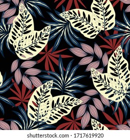 Abstracta un patrón tropical sin fisuras con plantas brillantes y hojas en un fondo oscuro. Al estilo hawaiano. Papel tapiz de la selva exótica. Diseño exótico sin inconvenientes con plantas tropicales.