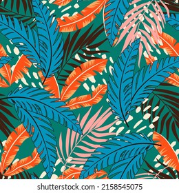 Resumen de un patrón tropical sin fisuras con plantas brillantes y hojas sobre un fondo verde. Hermoso patrón vectorial floral sin costura. Patrón exótico sin foco con plantas tropicales. Patrón vintage.