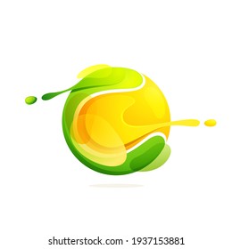 Logo de la esfera abstracta hecho de hojas verdes torcidas y playa de arena. Elementos de plantilla de diseño de vectores para emblema de viaje, identidad acuarela, camisetas creativas de yin yang, mercancía soleada.