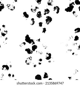 Resumen manchado a la perfección. Lugares dálmatas y leopardo. Pintar un patrón de grunge sucio. Ilustración dibujada a mano por vectores aislada en fondo blanco.