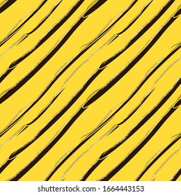 El vector amarillo brillante, con rayas abstractas, es un patrón transparente. Cadenas de oro con diamantes y rayas diagonales negras sobre fondo amarillo. Plantilla a rayas para el diseño, textil, decoración casera.