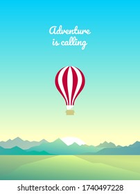 Resumen de los antecedentes de verano. Globo en un cielo sin nubes. Vuelo al amanecer. Aeronáutica en las montañas. Festival de Globos. Paisaje montañoso. Viajes, turismo, aventura, senderismo. Amanecer, amanecer, puesta de sol