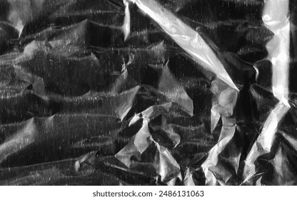Abstractas plástico transparente envoltura arrugada textura sobre fondo negro. Ilustración vectorial para vinilo, textura efecto superpuesto de una cubierta antigua con defectos y rayaduras. Embalaje arrugado, desgarrado y viejo.