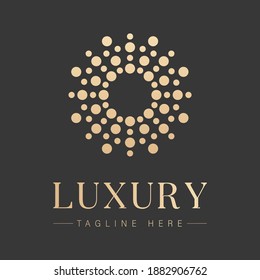 Resumen del logotipo vectorial mitad tono de los iconos rayos de sol sobre fondo negro.Diseño plantilla de señalización de hotel spa, playa soleada, empresa de lujo de símbolos, propiedad inmobiliaria de élite, salón de belleza. Identidad de la empresa premium