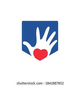 Resumen del corazón del logo vectorial en una mano. Concepto del logo de la caridad.