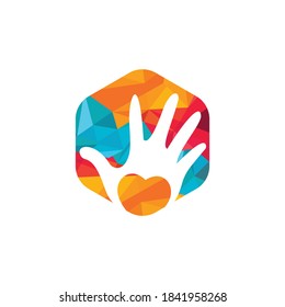 Resumen del corazón del logo vectorial en una mano. Concepto del logo de la caridad.