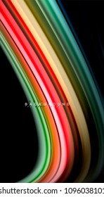 Abstrakte Wellenlinien fließende Regenbogenfarben-Streifen auf schwarzem Hintergrund. Vektorgrafik zur Präsentation, App-Bildschirmhintergrund, Banner oder Poster