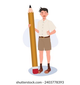 Éxito académico y concepto de Aprendizaje Alegre. Estudiante tailandés con uniforme y gran lápiz